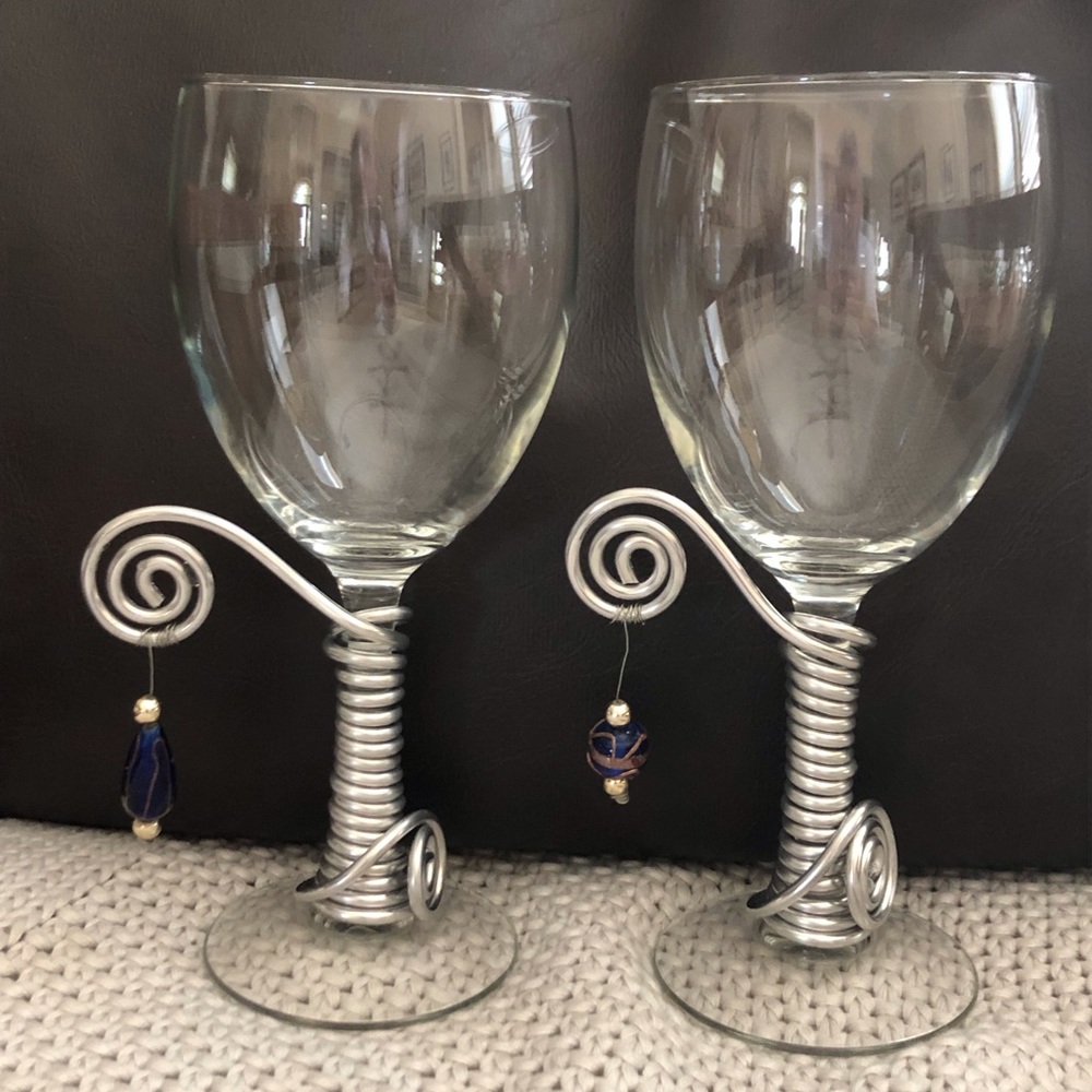 ⚡️2/$12 🍷Wine Glasses Embellished w Bead Charms.  Set of Two (2).  NWOT.